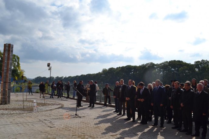 В Ужгороді відкрили пам’ятний знак жертвам Голокосту у вигляді шестикутної зірки Давида – 14