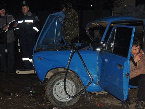 У Берегові п’яний водій на великій швидкості врізався у дерево. Жінка та двоє дітей у реанімації (ФОТО) – 01