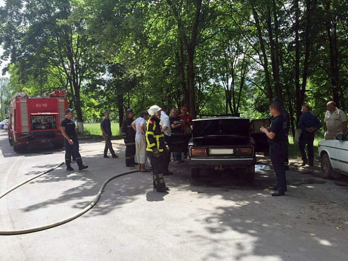 Хустські рятувальники загасили пожежу в автмомобілі – 01