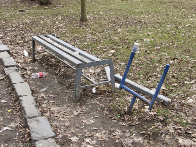 Сквер імені Андрія Кузьменка у Мукачеві: купа пляшок, бруд, поламані лавиці та викрадені смітники – 03