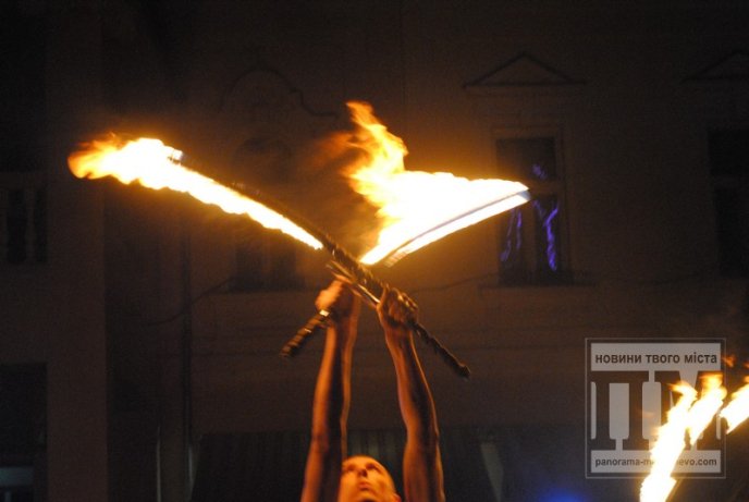 Театр вогню "Dragonfly" вже вдруге виступив у Мукачеві (ФОТОРЕПОРТАЖ) – 11