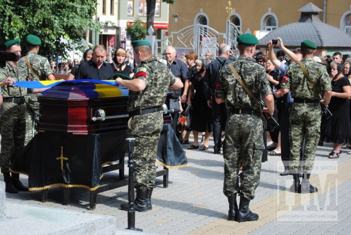 Сльози, квіти та слова подяки – у Мукачеві прощаються із загиблим Вільгельмом Штольцельом (ФОТО) – 02