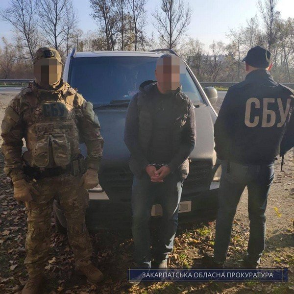 Правоохоронці показали, як затримували голову селищної ради, який вимагав 80 тисяч – 03