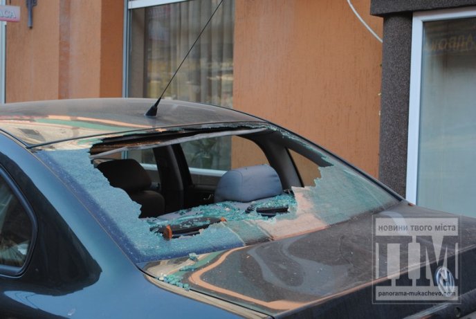У центрі Мукачева цеглина розтрощила заднє скло легковика (ФОТО) – 01