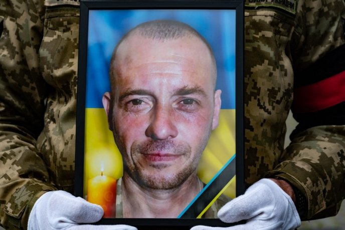 Залишилися дружина і троє дітей: на Закарпатті поховали військового – 03