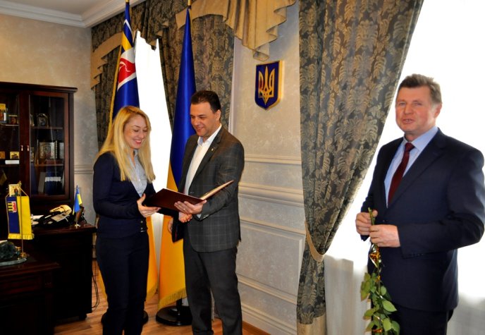 На Закарпатті нагородили трьох активних волонтерів – 06