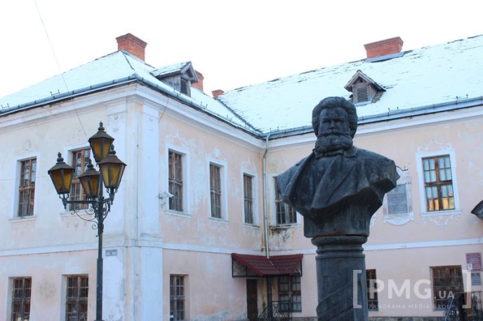 Пам’ятник Міхаю Мункачі встановили у дворі художньої школи – 01 Пам’ятник Міхаю Мункачі встановили у дворі художньої школи – 01