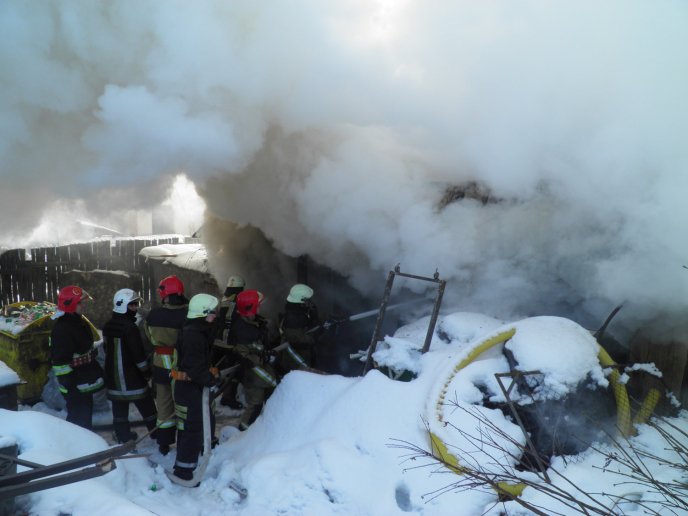 Під час гасіння пожежі ужгородські вогнеборці запобігли вибуху трьох газових балонів – 02