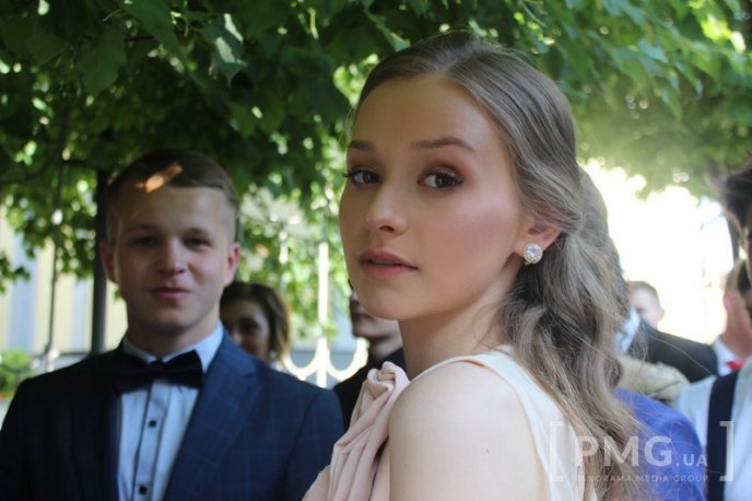 Випускники загальноосвітніх шкіл Мукачева пройшли ходою по місту  – 01