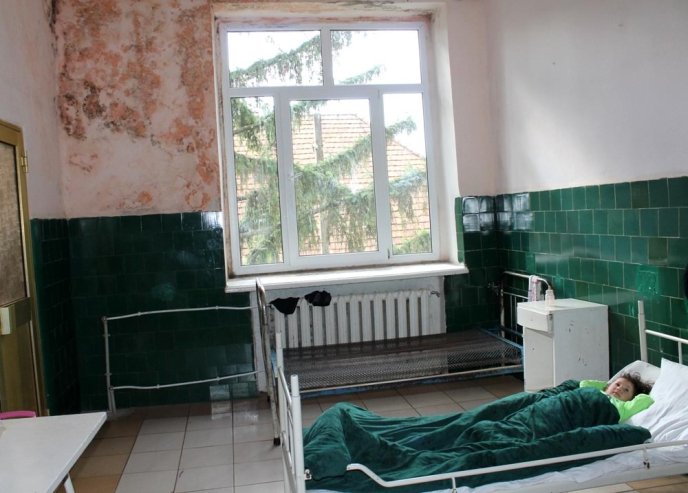 Жахи Хустської райлікарні: дах в аварійному стані й у дощ протікає, по стінах стікає вода, у палатах – грибок та плісень – 02