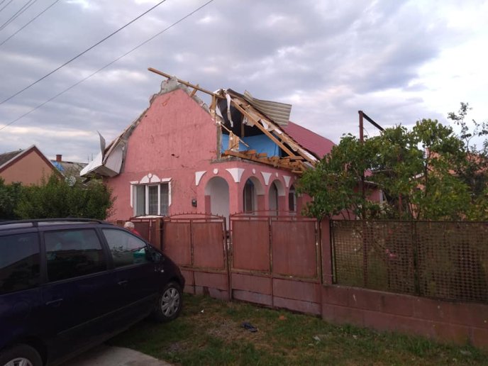 Рятувальники ліквідовують наслідки негоди – 09