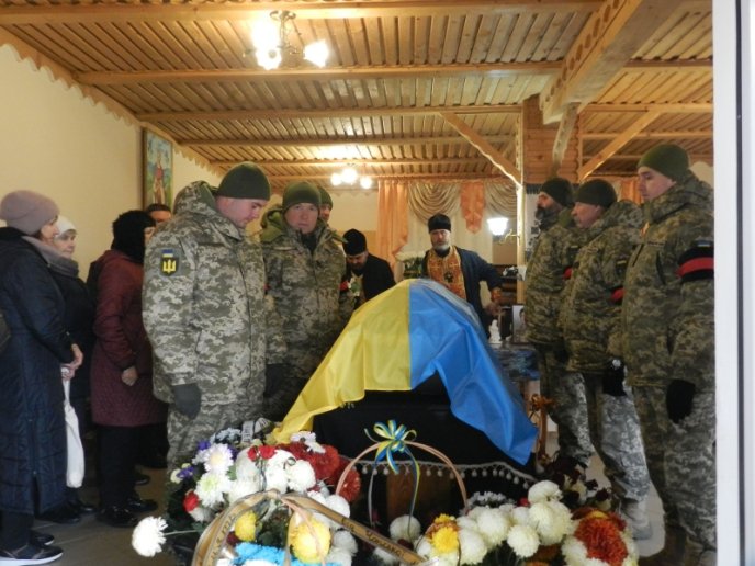 В області навколішках проводжали в останню путь загиблого військового – 03