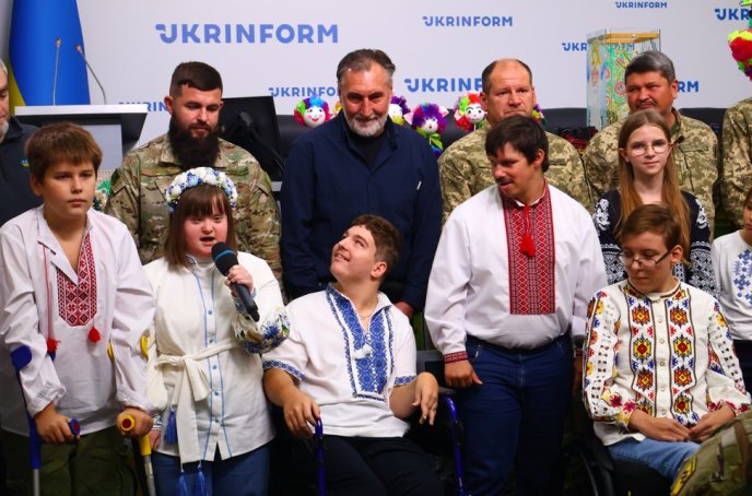 Напередодні Дня захисника України мистецтво об’єднало воїнів і дітей – 04