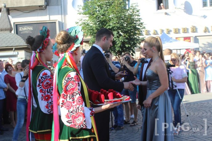 У Мукачеві нагородили випускників-медалістів – 23