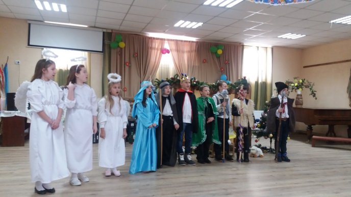 У Солотвині діти колядували українською, румунською та угорською мовами – 01