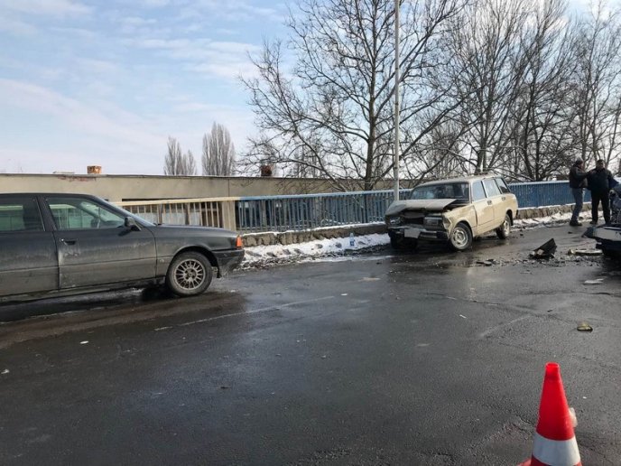 Аварія у Мукачеві: на мосту зіткнулося кілька машин – 06
