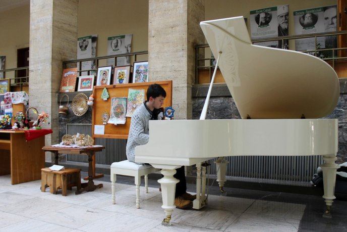 В Ужгороді відкрилась виставка робіт особливих закарпатців – 06