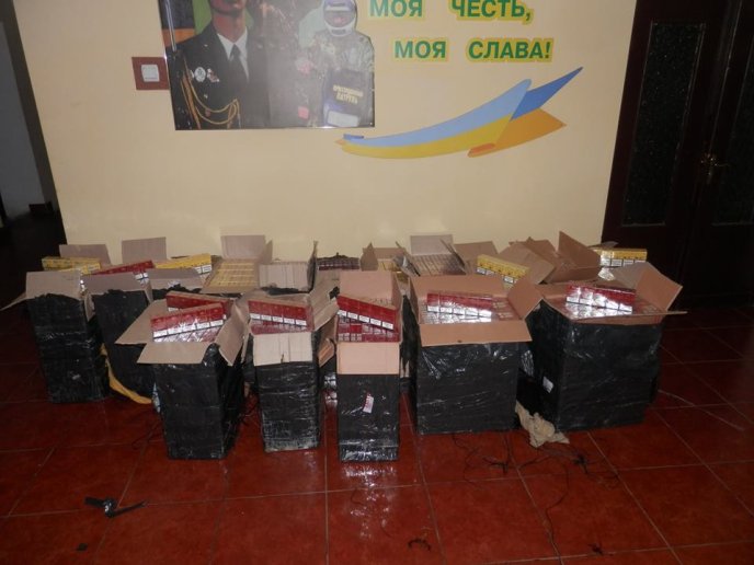 На Рахівщині виявили замасковані у снігу контрабандні пакунки сигарет – 03