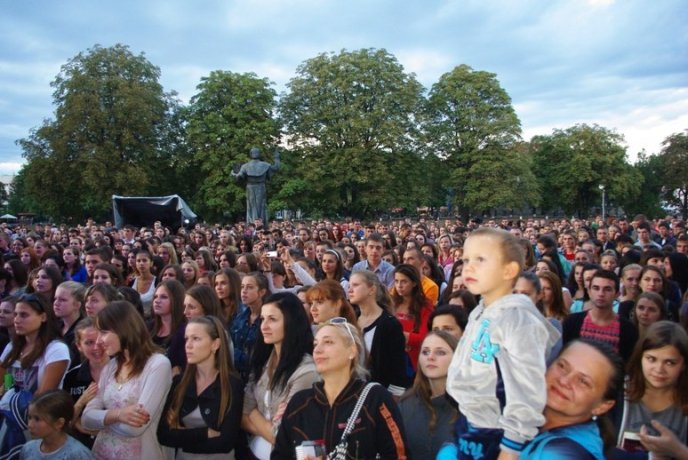 УжНУ з початком нового навчального року вітали Аліна Гросу, "Rock-H" і Степан Гіга (ФОТО) – 06