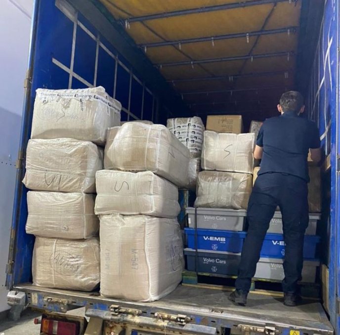 Куртки, взуття, жилети: митники виявили вантажівку з великою партією незадекларованих товарів – 03