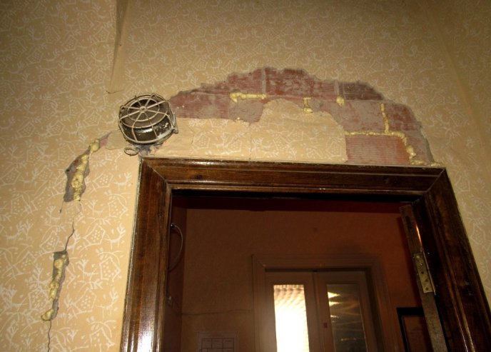 У центрі Мукачева розвалюється будівля – 07