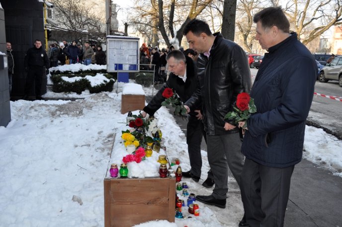 Керівники області вшанували біля стін угорського генконсульства пам’ять загиблих дітей у ДТП в Італії – 01