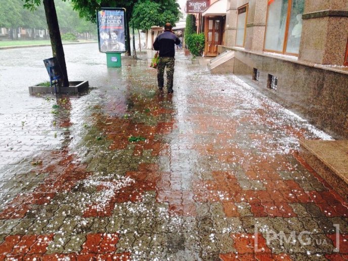 Мукачево накрила сильна злива із градом – 05