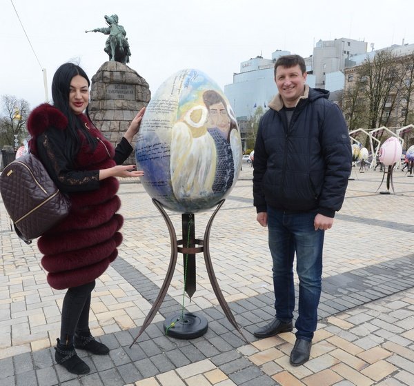 Мукачівці розмістили свої велетенські писанки на Софійській площі у Києві – 01