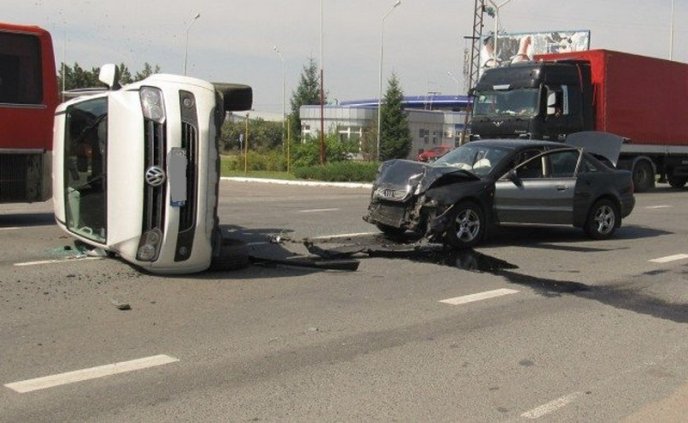 В Ужгороді поблизу Маркета сталася аварія: є постраждалі – 02