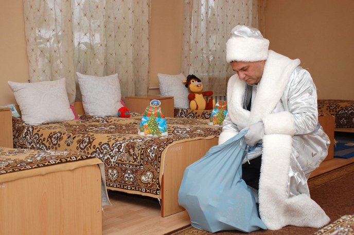 Голова Закарпатської облради побував у ролі Миколая для вихованців школи-інтернату – 09 Голова Закарпатської облради побував у ролі Миколая для вихованців школи-інтернату – 09