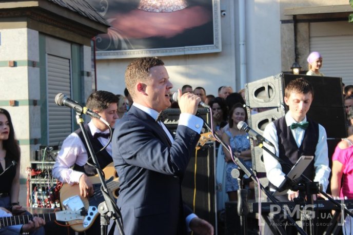 Мукачівські випускники станцювали прощальний вальс у центрі міста – 01