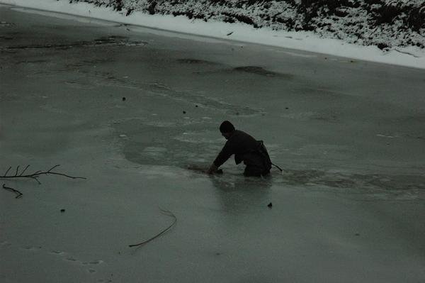 Закарпатець кинувся рятувати собаку, яка тонула у крижаній воді – 02