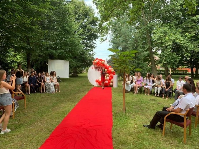 У Мукачеві вручили атестати випускникам – 03