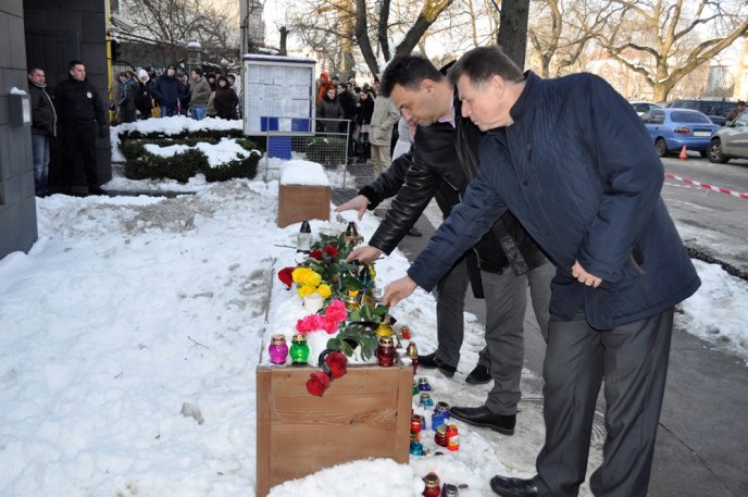 Керівники області вшанували біля стін угорського генконсульства пам’ять загиблих дітей у ДТП в Італії – 02