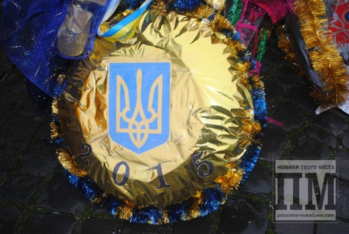 У Мукачеві повним ходом прикрашають ялинку (ФОТО) – 08