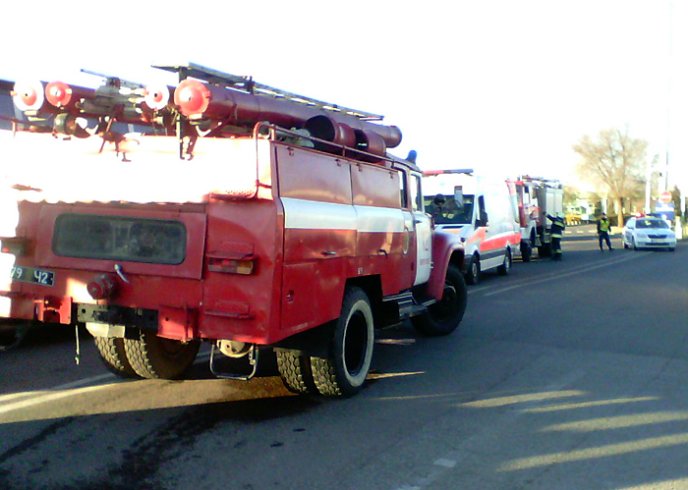 Берегівські та угорські пожежники врятували людину з-під автобуса – 04