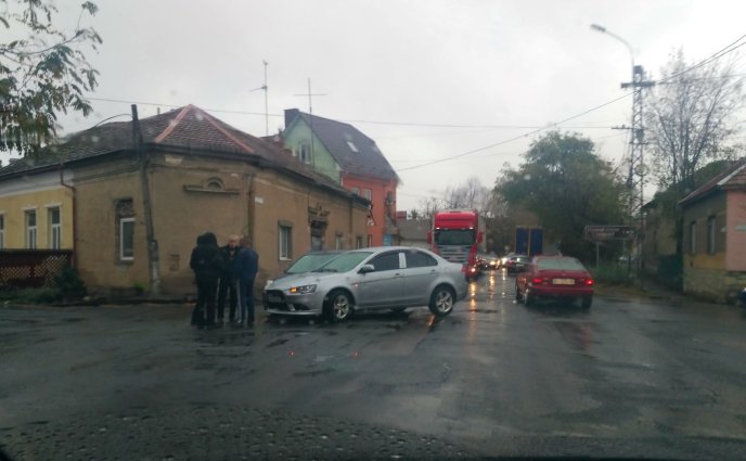 Два автомобілі не розминулись – 01