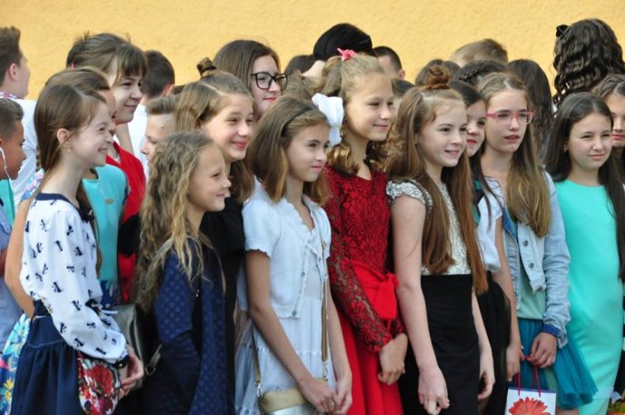 Для 690 ужгородських одинадцятикласників пролунав останній дзвінок – 17