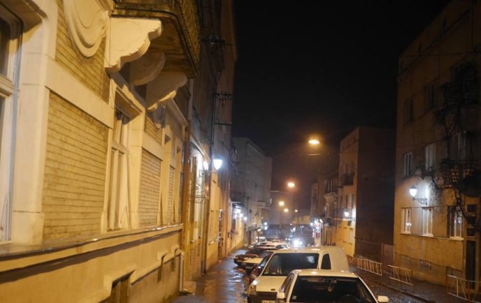 На вулиці Духновича в Ужгороді засвітились ретроліхтарі – 09