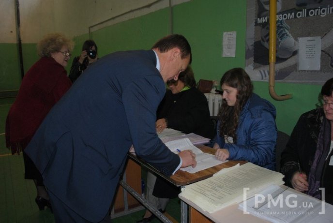 Богдан Андріїв віддав свій голос на одній з дільниць Ужгорода – 05