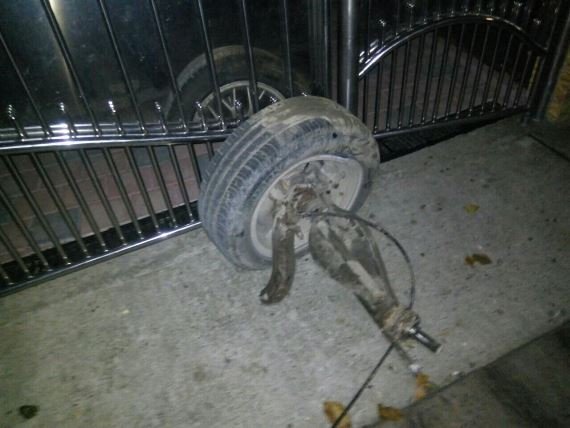 Легковик потрапив у ДТП: від удару машині відірвало колесо – 01