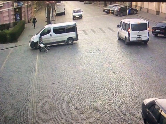 У Мукачеві на перехресті "Опель" збив велосипедистку. Водій з місця ДТП втік – 02