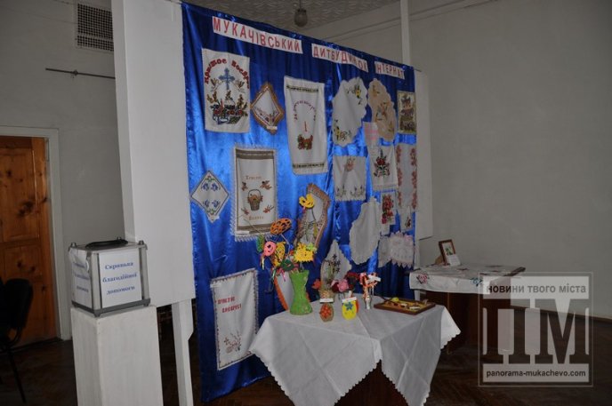 У Мукачеві проходить виставка-продаж творчих робіт людей із особливими потребами (ФОТОРЕПОРТАЖ) – 01