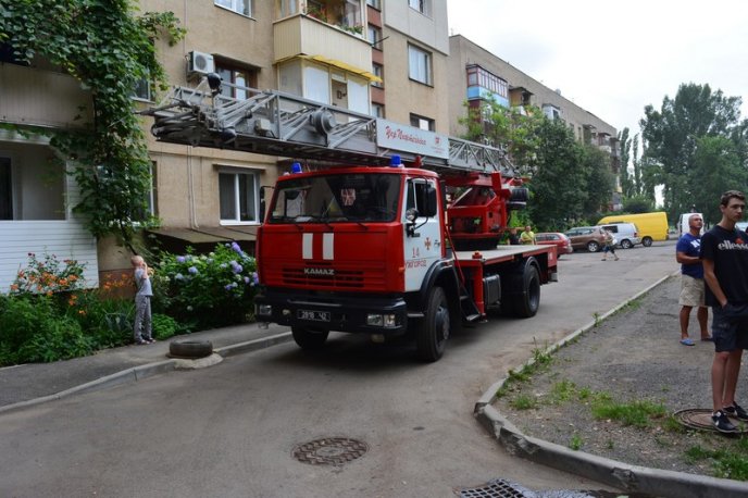 В Ужгороді загорілася квартира. Пожежу гасили 11 рятувальників – 04