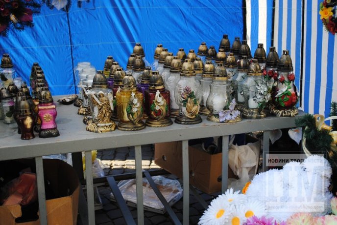 В центрі Мукачева відкрилась ярмарка вінків (ФОТО) – 04 В центрі Мукачева відкрилась ярмарка вінків (ФОТО) – 04