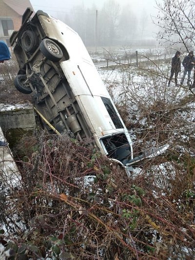 На Тячівщині мікроавтобус впав із мосту, – соцмережі – 01