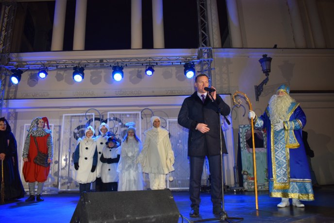Головна ялинка Ужгорода засяяла новорічними вогнями – 07 Головна ялинка Ужгорода засяяла новорічними вогнями – 07