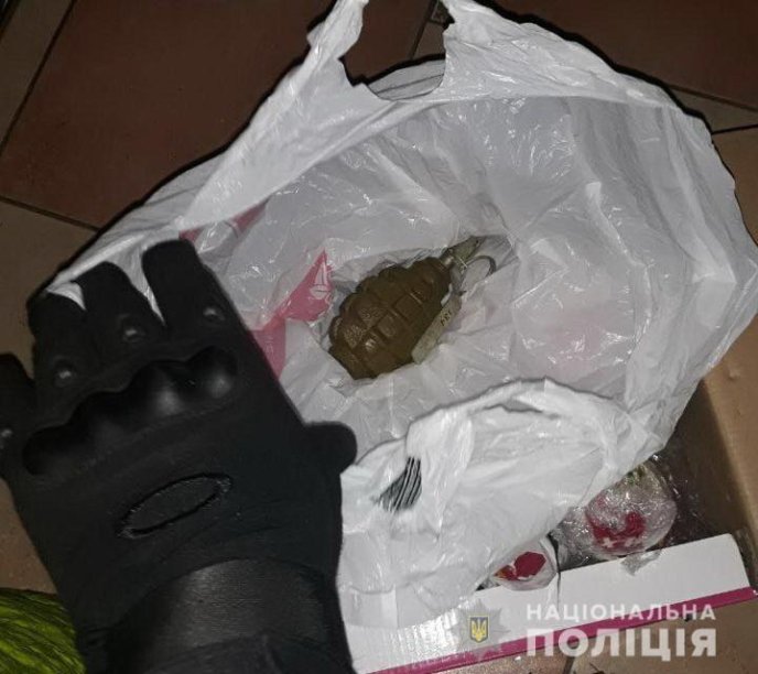 Спецпризначенці "оформили" наркоторговця з гранатою та марихуаною – 02 Спецпризначенці "оформили" наркоторговця з гранатою та марихуаною – 02