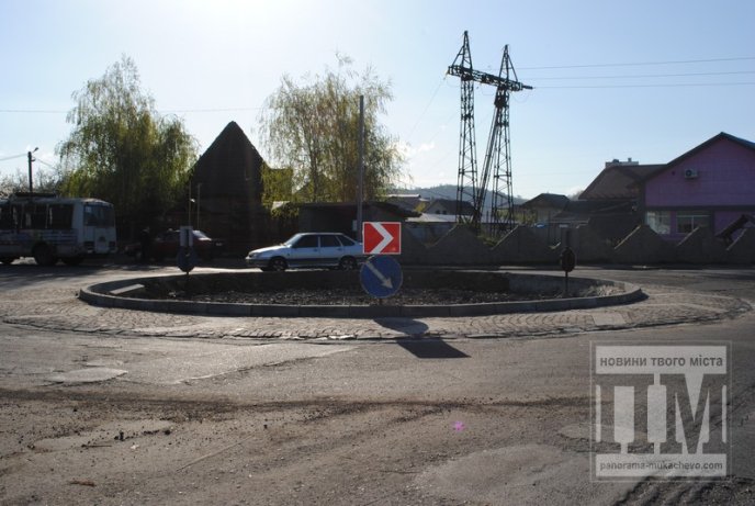 Кільцева розв’язка на перехресті вулиць Франка та Токаря обійшлася Мукачеву у понад півмільйона гривень (ФОТО) – 01