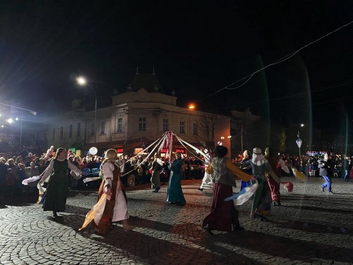 День святого Мартина: у центрі Мукачева відбулась видовищна хода з ліхтариками – 12